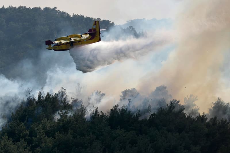 Un avió d'extinció d'incendis opera durant un incendi forestal a Dadia | EFE/EPA/DIMITRIS ALEXOUDIS