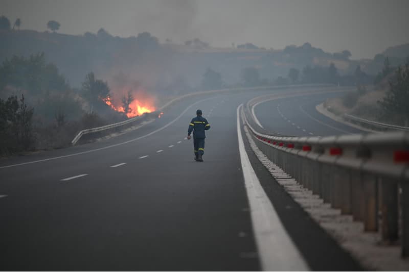 Un bomber camina cap a un incendi en una zona d'Alexandrópolis | EFE/EPA/DIMITRIS ALEXOUDIS