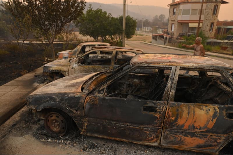 Un hombre señala coches quemados durante el incendio forestal, en el pueblo de Palagia | EFE/EPA/DIMITRIS ALEXOUDIS/Archivo