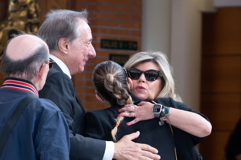 Terelu Campos, con su hija y su exmarido en el tanatorio | EFE