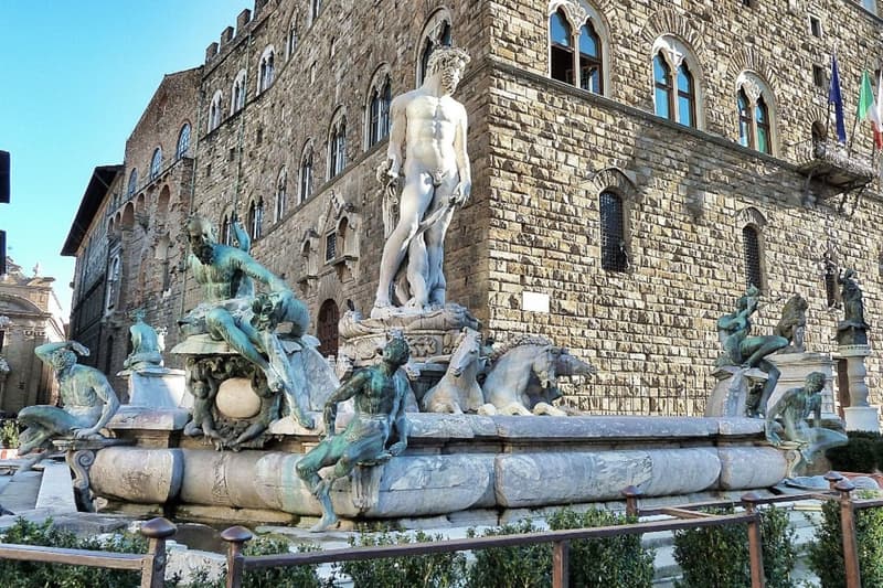 La estatua de Neptuno a la fuente de Florencia con el mismo nombre.