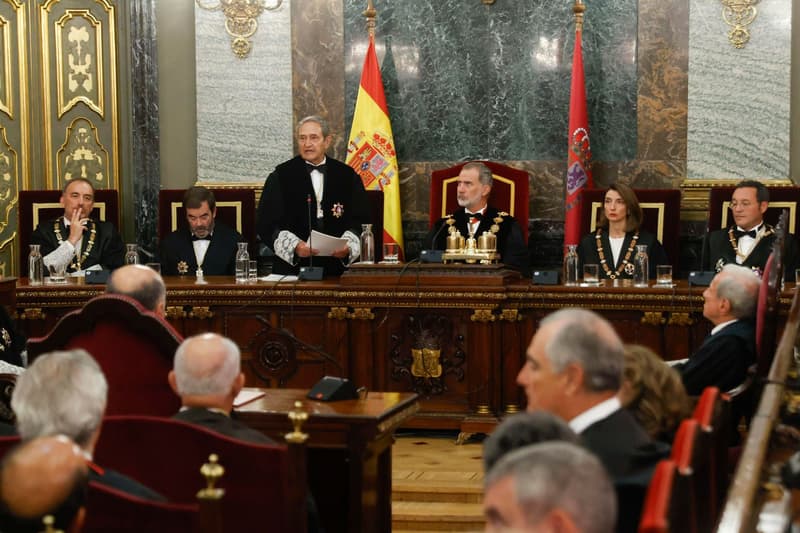 Felip VI mira Francisco Marín Castán durant l'acte d'obertura del nou any judicial
