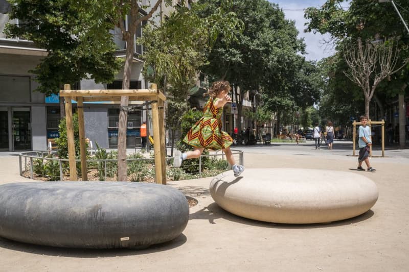 Una nena juga a l'eix verd del Consell de Cent, Barcelona