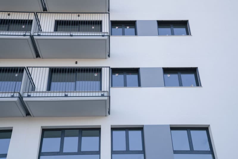 Detalle de las ventanas y balcones del nuevo edificio de vivienda pública de alquiler de la rambla de Guipúzcoa