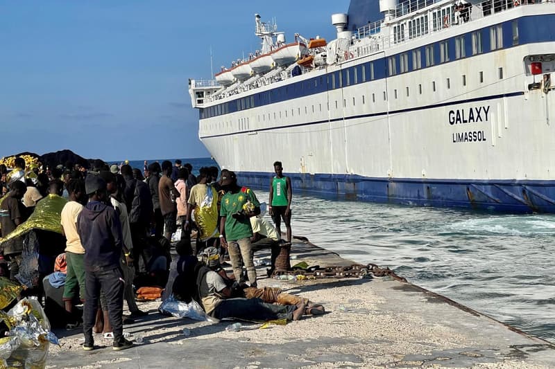 Migrants arribats a Lampedusa (Itàlia), esperant ordres de les autoritats italianes