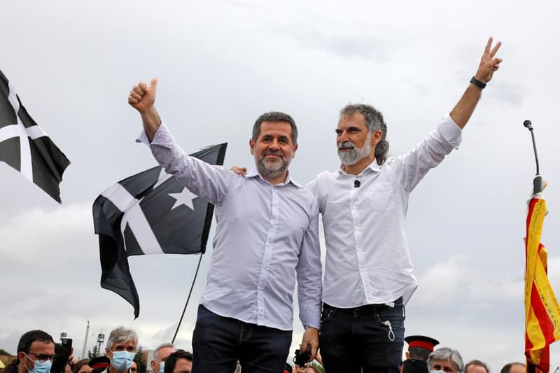 Jordi Sánchez y Jordi Cuixart a la salida de la prisión