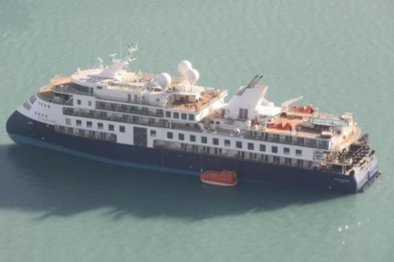 El Ocean Explorer, el crucero de lujo atrapado en Groenlandia.