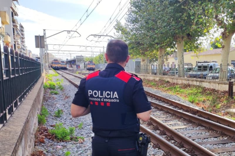Un agente de los mossos en el lugar|sitio del accidente