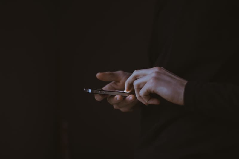 Imagen de archivo de unas manos utilizando un móvil
