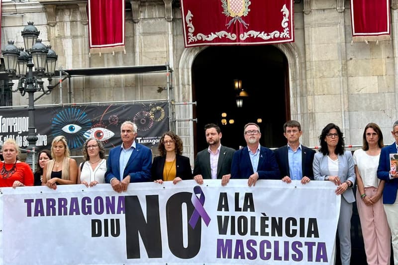 Minuto de silencio en Tarragona para condenar la feminicidio