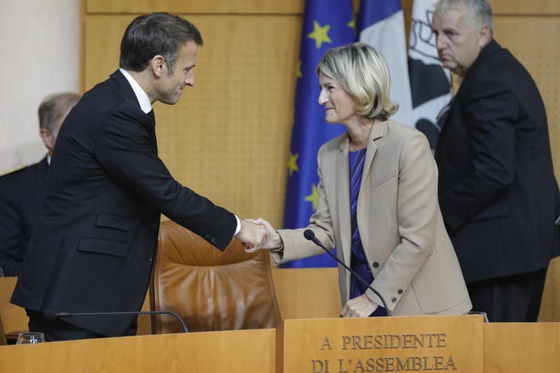 El president de França, Emmanuel Macron, donant-li la mà a la presidenta de l'Assemblea de Còrsega