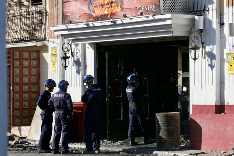 Agents de la Policia Judicial realitzen tasques d'investigació a les discoteques Teatre i Fonda Milagros