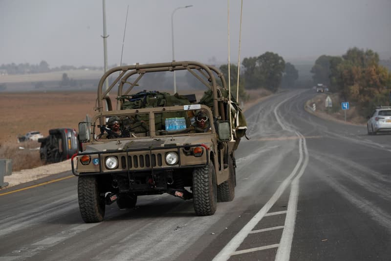 Soldats israelians patrullen les carreteres properes a la frontera amb Gaza