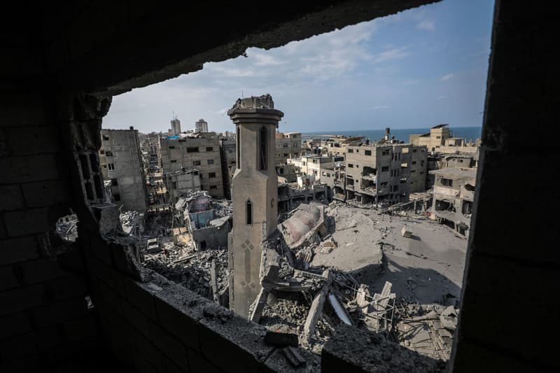 Una vista general muestra los escombros de una zona destruida tras los ataques aéreos israelíes en Gaza