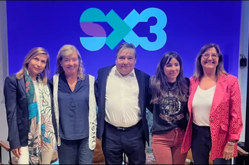 Vanesa Hernàndez, Àngels Ponsa, Sigfrid Gras, Laia Servera i Carme Figueras, a la trobada amb els mitjans pel primer any de SX3