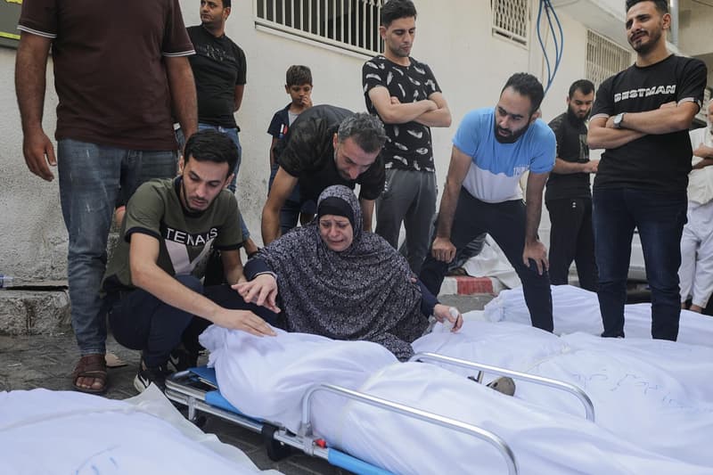Una mujer llora las muertes de palestinos por los ataques de Israel en Gaza