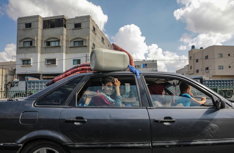 Familia palestina fugint de la zona nord de la Franja de Gaza