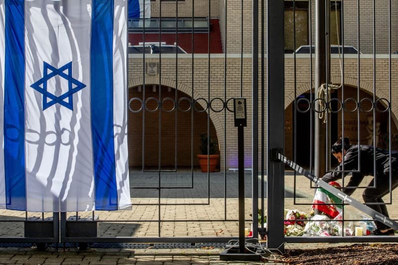 Flores en la embajada de Israel en Washington (EE.UU.) en recuerdo a los muertos por el conflicto