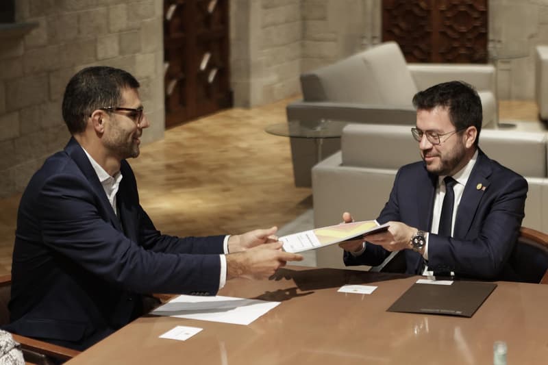 El presidente Aragonès recibiendo el informe del Acuerdo de Claridad