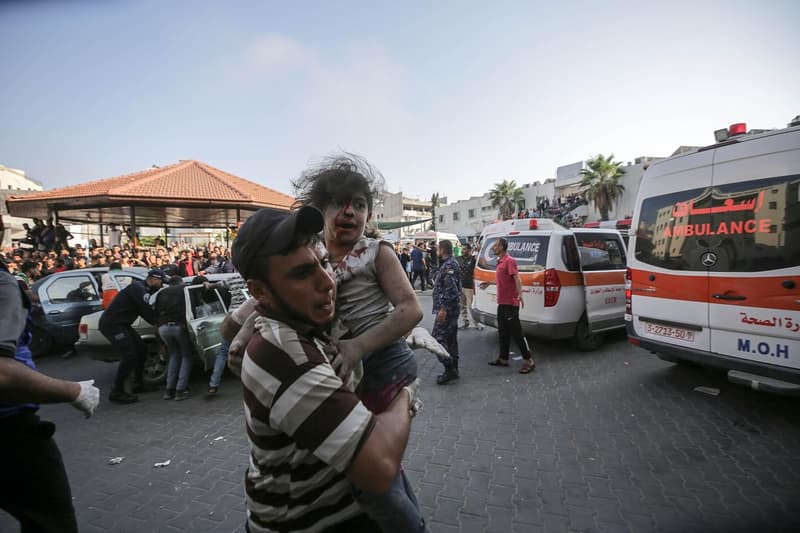 Un hombre lleva al hospital a una niña herida por un ataque de Israel en la Franja de Gaza