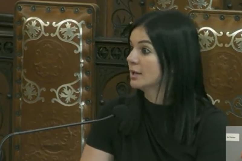 Sandra Barceló, en el pleno del Ayuntamiento defendiendo que Palma vuelva a ser una ciudad taurina