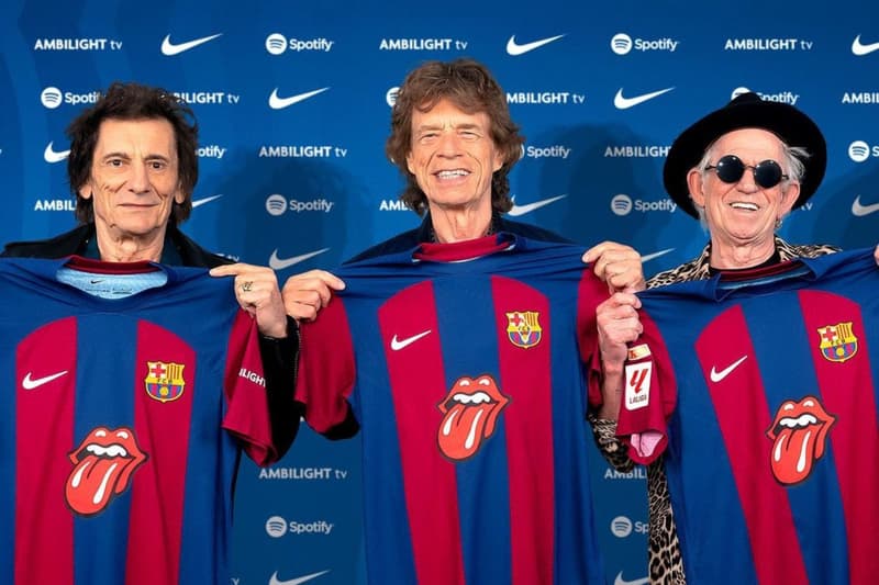 Ronnie Wood, Mick Jagger y Keith Richards posando con la camiseta del Barça y el logo de los Rolling Stones
