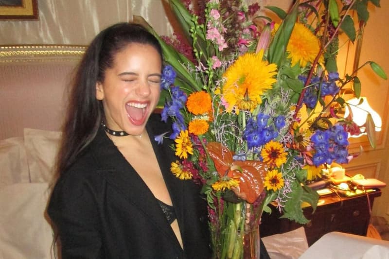 Rosalía, con un ramo de flores en una imagen de sus redes sociales