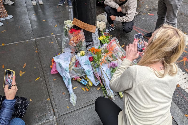 Fans fotografien l'homenatge on també deixen flors i missatges a Matthew Perry a Nova York