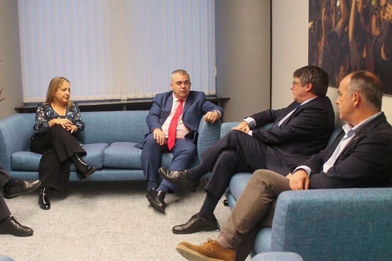 Imagen de la reunión entre Santos Cerdán y Puigdemont