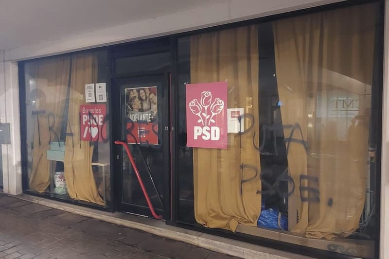 Així lluïa la seu del PSOE a Brussel·les després de l'atac