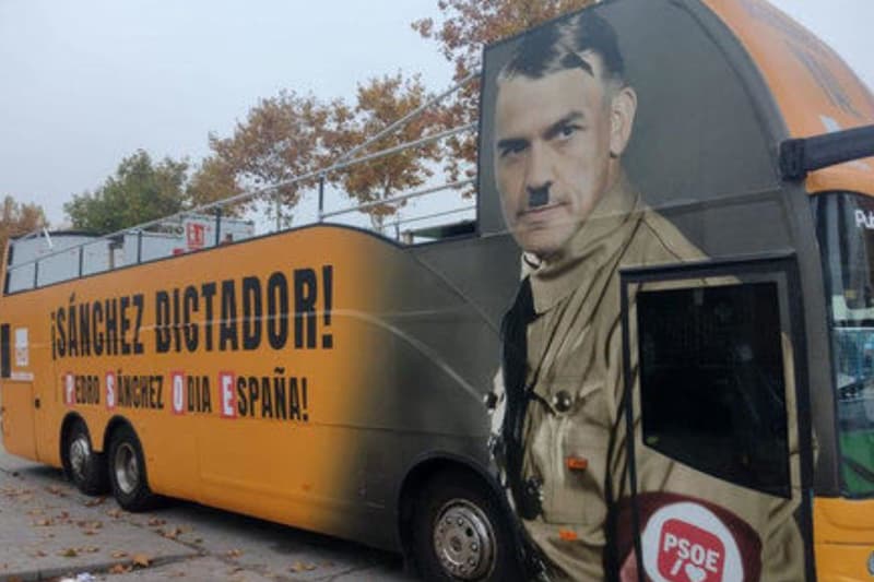 El bus d'Hazte Oir que compara Sánchez amb Hitler