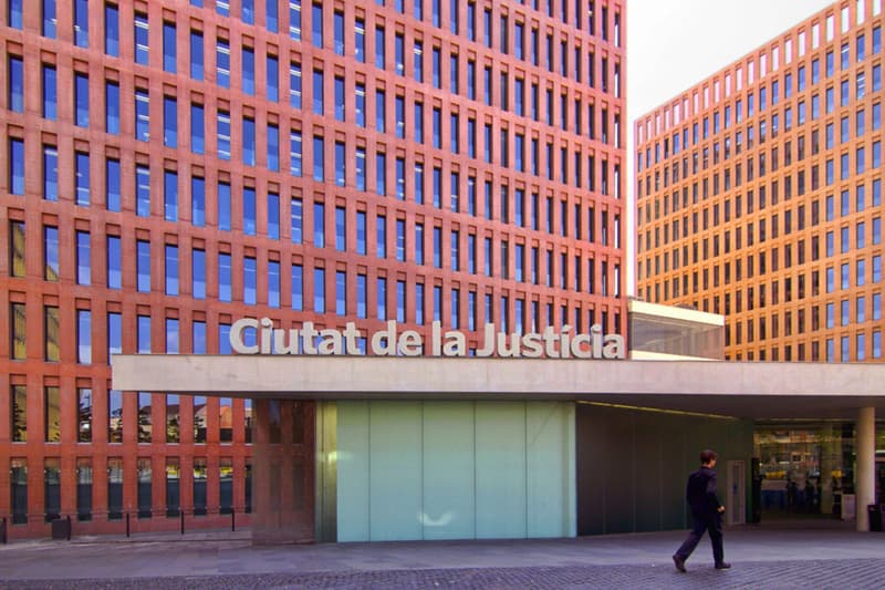 Accés d'un dels edificis de la Ciutat de la Justícia, a L'Hospitalet de Llobregat