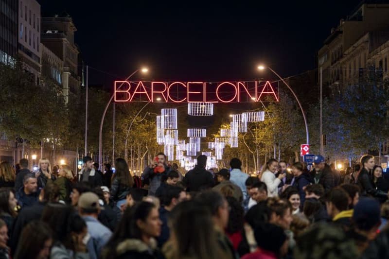 La Gran Via de Barcelona il·luminada per Nadal