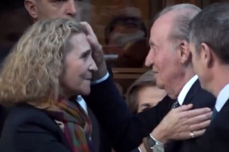 La infanta Elena i l'emèrit Joan Carles se saluden de forma estranya