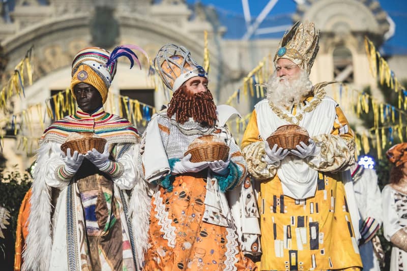 Los Reyes de Oriente con las ofrendas en el puerto de Barcelona