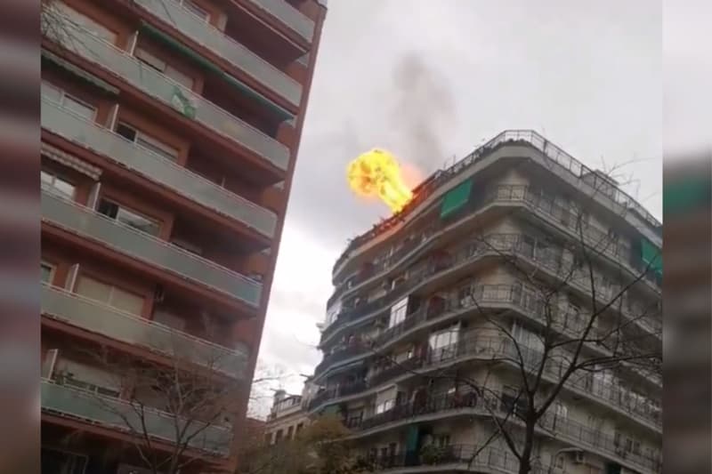 Momento de la explosión en el edificio de Sants