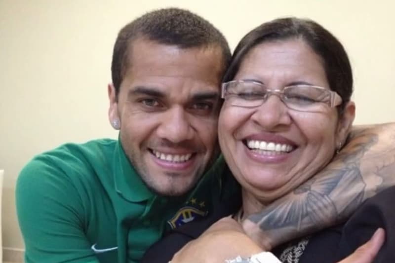 Dani Alves con su madre, Maria Lucia Alves