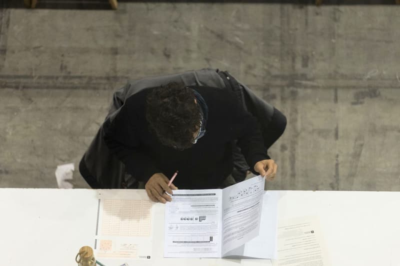 Una persona fent un examen