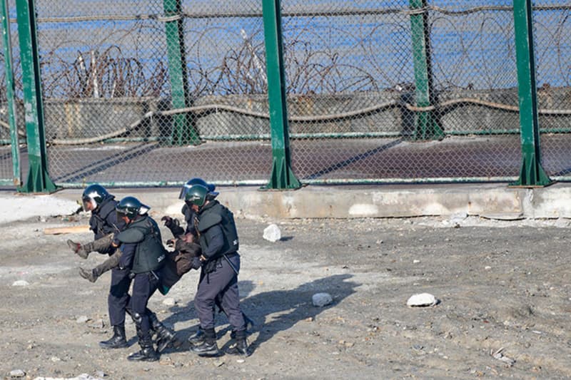 La Guàrdia Civil trasllada per força a un migrant per a la seva devolució en calent al Marroc després de saltar la tanca de Ceuta el 30 d'agost del 2019