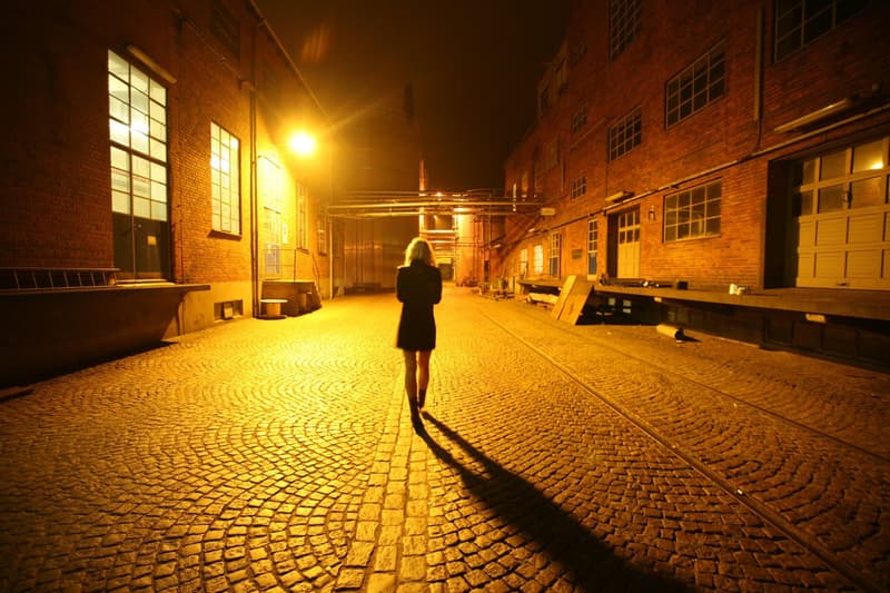 Una dona caminant sola de nit