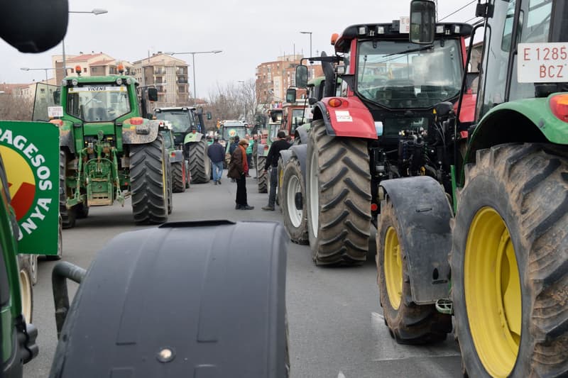 Tractors durant un tall de carretera