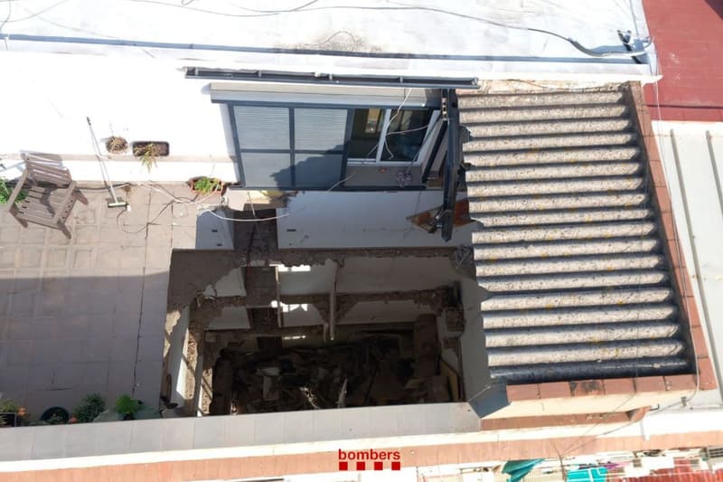 Aspecto de la cubierta derrumbada del edificio de Badalona