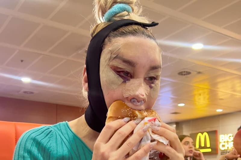 La Pelopony menja una hamburguesa del McDonald's a l'aeroport