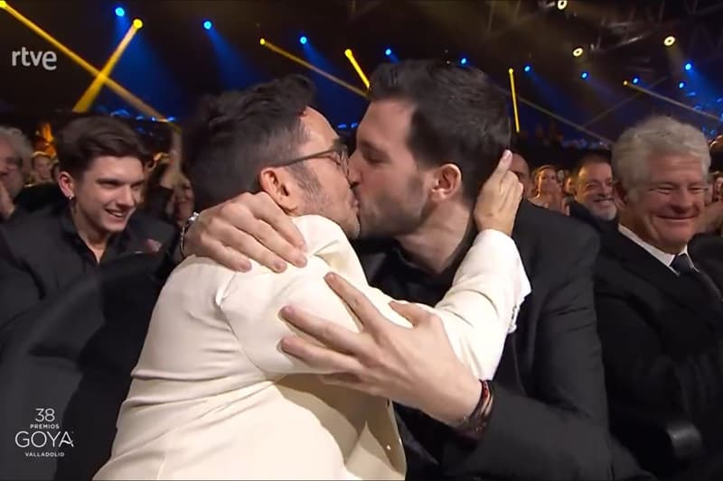 Juan Antonio Bayona besa a su novio en los Premios Goya