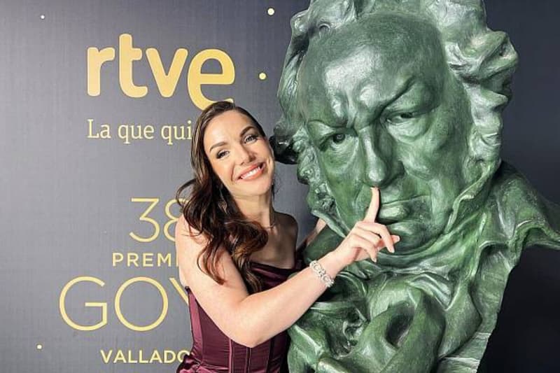 Inés Hernand durante la cobertura de la alfombra roja en los Goya 2024