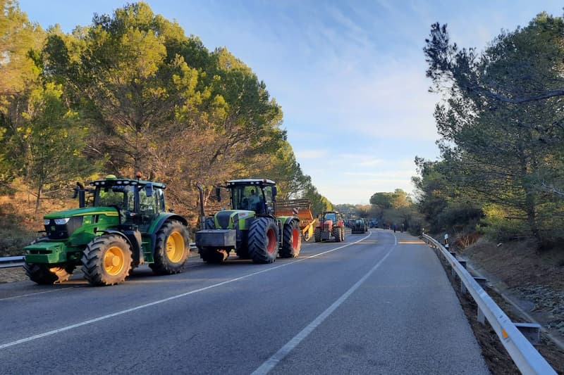 Tractores durante un corte de carretera