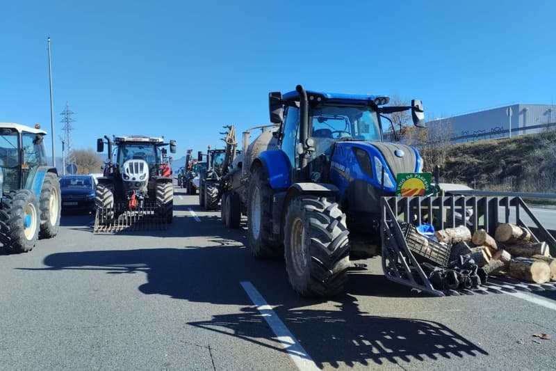 Tall a la carretera per la mobilització de tractors