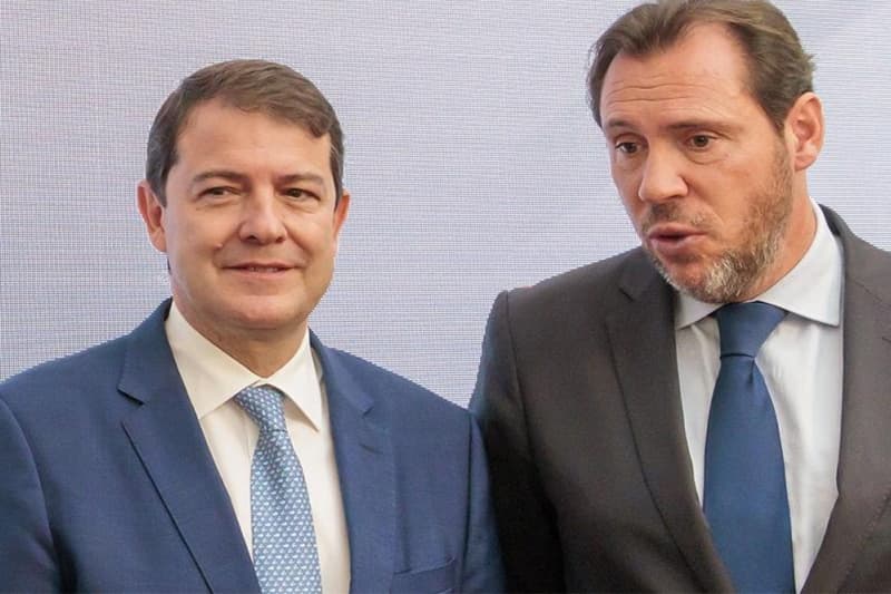 El presidente de Castilla y León, Alfonso Fernández Mañueco, y el ministro de Transportes, Óscar Puente