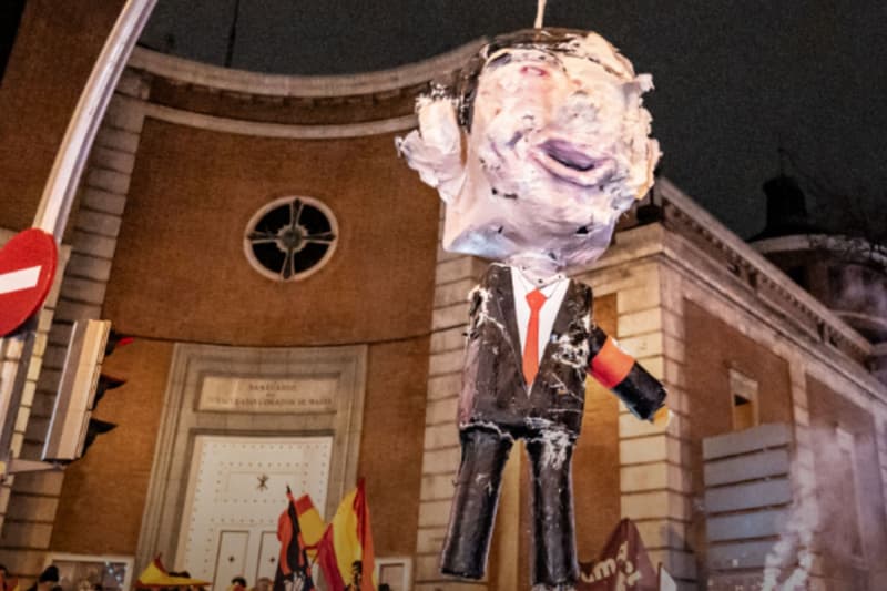 Manifestació a Ferraz amb el ninot ja malmès
