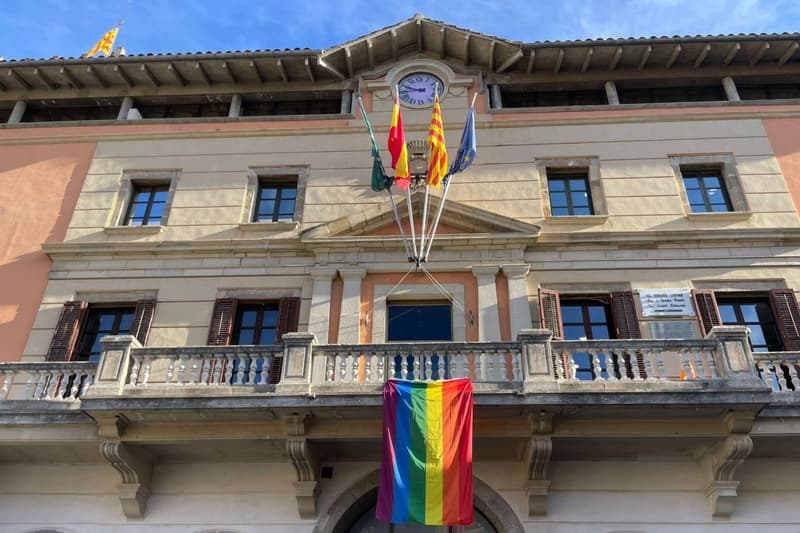 Bandera LGBT al balcó de l'Ajuntament de Ripoll